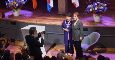 Uitreiking door burgemeester Sharon Dijksma Lintje aan Christien Bolt