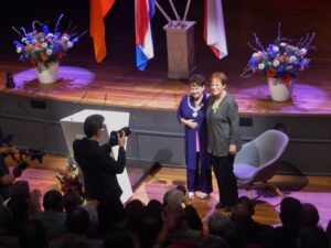 Uitreiking door burgemeester Sharon Dijksma Lintje aan Christien Bolt